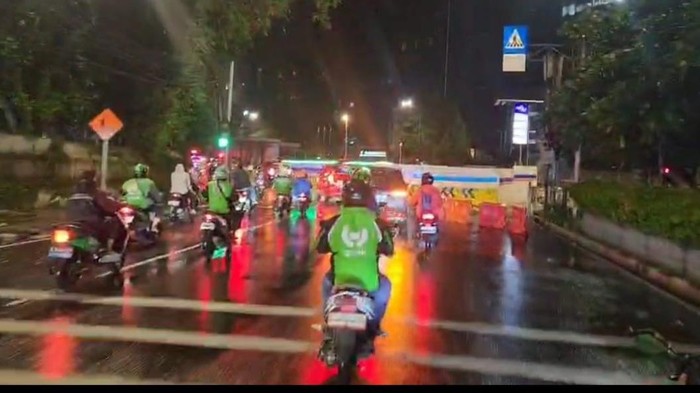 Iring-iringan Ojol Kawal Ambulans Jenazah Affan Kurniawan ke Rumah Duka, Solidaritas Menawan di tengah Tragedi