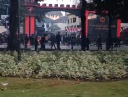 mass a Masih Bertahan di Mako Brimob Kwitang Pagi Ini, Masyarakat Berdesak-desakkan di Lokasi Aksi