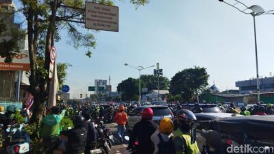 “Massa Bertahan di Simpang Lima Senen Jakpus, Lalin Macet: Krisis Lalu Lintas Menyeret Jakarta”