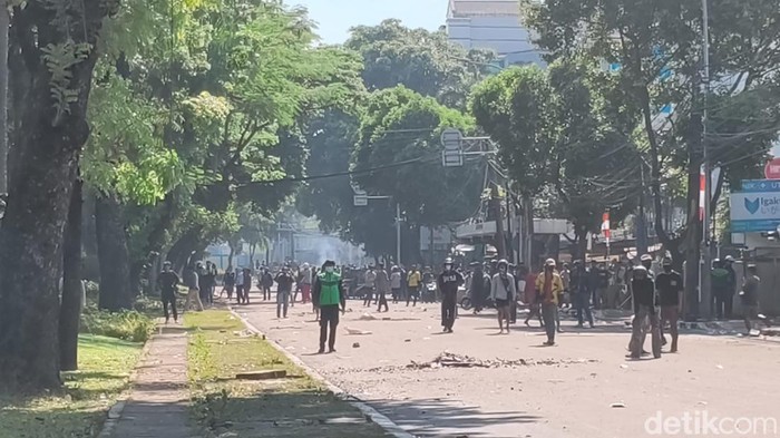 Ketegangan Tak Berujung di Mako Brimob Kwitang Massa Aksi Bertahan
