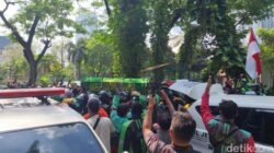 **Diantar Iring-iringan Ojol, Jenazah Affan Kurniawan Tiba di TPU Karet Bivak**