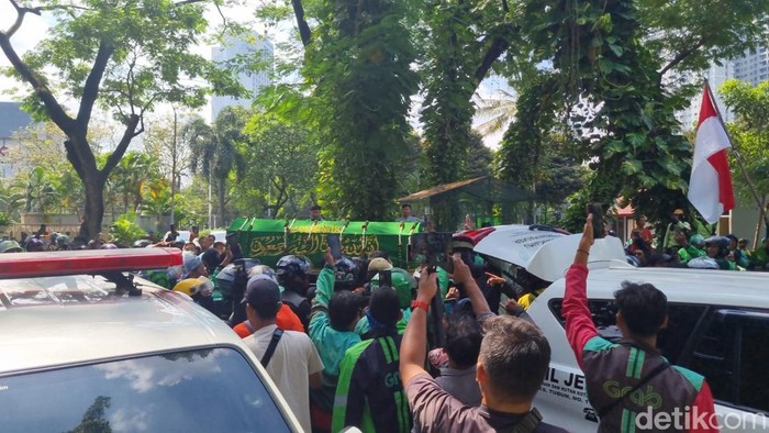**Diantar Iring-iringan Ojol, Jenazah Affan Kurniawan Tiba di TPU Karet Bivak**
