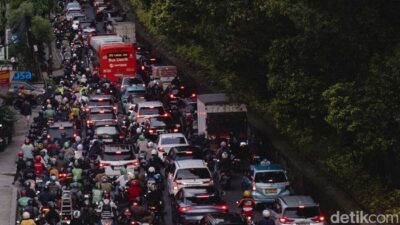 “Macet Simatupang: Bukan Trotoar yang Jadi Solusi, Ini Jawabannya!”