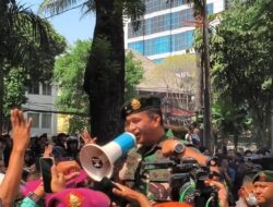 Asintel Kaskostrad Ikut Tenangkan Massa Demo Markas Brimob di Kwitang – Update 1