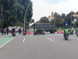 “Tutup! Jalur Tugu Tani Arah Senen Dialihkan karena Demo di Brimob Kwitang”