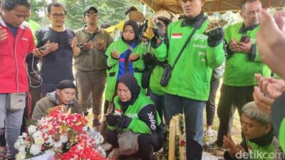 Tangis Haru Rekan Ojol di Pusara Affan Kurniawan, Korban Rantis Brimob yang Menyedot Perhatian