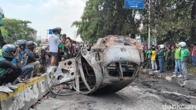 “Konfrontasi Api di Depan Mako Brimob: Mobil Terbakar, Kebakaran Semalam Molor”
