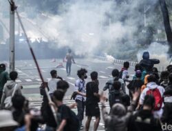 Mengapa Gas Air Mata Menyebabkan Perih? Kenali Kandungannya dan Cara Jitu Atasi Efeknya