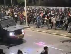 Rantis Brimob Lindas Driver Ojol: Mobil Spek Antipeluru Vs Massa Pegang Kayu – Update 1