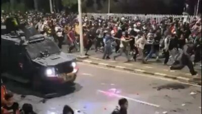 Rantis Brimob Lindas Driver Ojol: Mobil Spek Antipeluru Vs Massa Pegang Kayu – Update 1