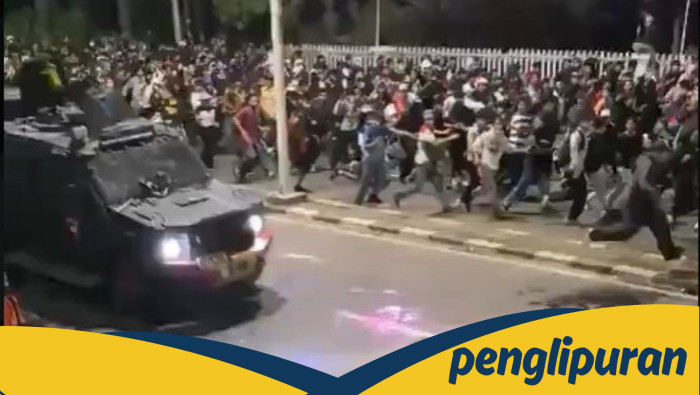 Rantis Brimob Lindas Driver Ojol: Mobil Spek Antipeluru Vs Massa Pegang Kayu - Update 1