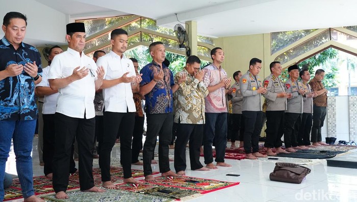 **Mabes Polri Gelar Salat Gaib, Doakan Pengemudi Ojol Affan Kurniawan yang Meninggal**