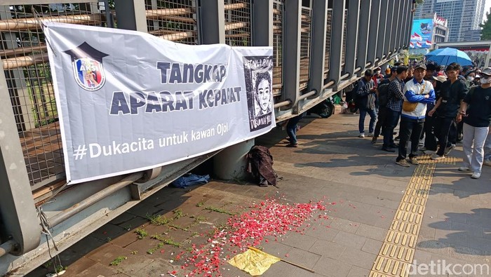 Massa Tabur Bunga Depan Polda Metro, Tuntut Usut Tuntas Kasus Affan - Update 1