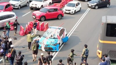 Demo Bela Ojol Tewas Dilindas Rantis Brimob di Polda Metro Langsung Memanas – Alternatif 1
