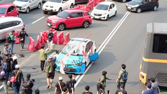 Demo Bela Ojol Tewas Dilindas Rantis Brimob di Polda Metro Langsung Memanas - Alternatif 1