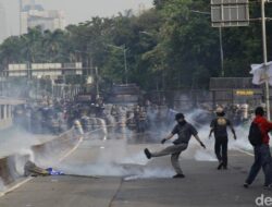 **Cara Menangani Pertolongan Pertama saat Terkena Gas Air Mata**