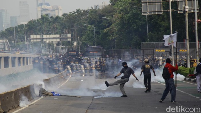 **Cara Menangani Pertolongan Pertama saat Terkena Gas Air Mata**