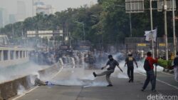 **Cara Menangani Pertolongan Pertama saat Terkena Gas Air Mata**