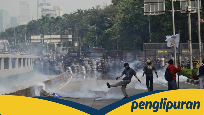 **Cara Menangani Pertolongan Pertama saat Terkena Gas Air Mata**