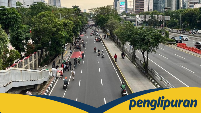 Jalan Gatot Subroto Ditutup, Demo Depan Polda Metro Berujung pada Kebakaran?