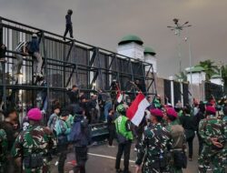 **Hujan Deras, Massa Demo yang Sempat Jebol Gerbang DPR Akhirnya Keluar**