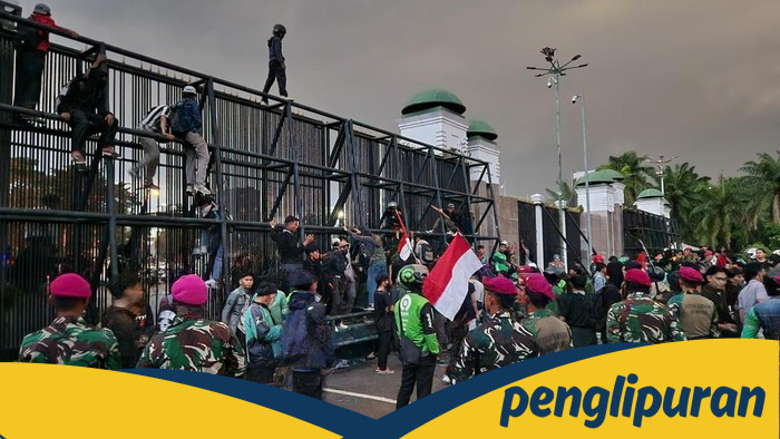 **Hujan Deras, Massa Demo yang Sempat Jebol Gerbang DPR Akhirnya Keluar**