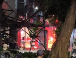 Gerbang Depan Brimob Kwitang Terbakar di Tengah Demo, Api Menyala di Jantung Konflik