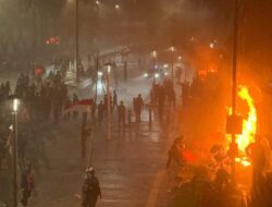 **Situasi di Polda Metro Jaya Memanas, Polisi Imbau Pendemo Pulang**