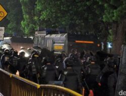 Brimob Bergerak Sisir Senen, Demonstran Berhamburan, Geger Kota!