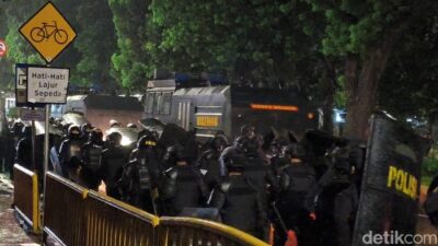 Brimob Bergerak Sisir Kwitang, Demonstran Berhamburan dalam Aksi Malam Ini