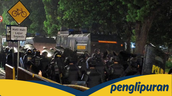 Brimob Bergerak Sisir Kwitang, Demonstran Berhamburan dalam Aksi Malam Ini