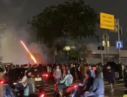 Ban Dibakar, Petasan Meletus: Demo Warga di Otista Jaktim Menguat!