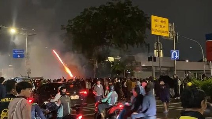 Ban Dibakar, Petasan Meletus: Demo Warga di Otista Jaktim Menguat!