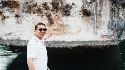 Menbud Tinjau Langsung Situs Gambar Cadas Prasejarah di Raja Ampat: Temuan Mengejutkan dari Masa Lalu