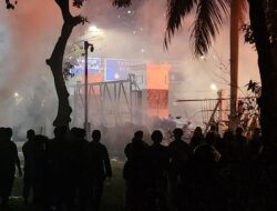 Demo di DPR Makin Panas, Gas Air Mata Dibalas Petasan oleh Massa – Update 1