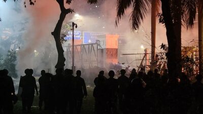 Demo di DPR Makin Panas, Gas Air Mata Dibalas Petasan oleh Massa – Update 1