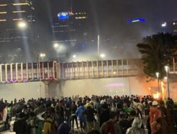 “Massa Demo Bakar Halte TransJakarta Depan Polda Metro Jaya! Aksi Protes yang Menyebabkan Kebakaran di Jakarta”