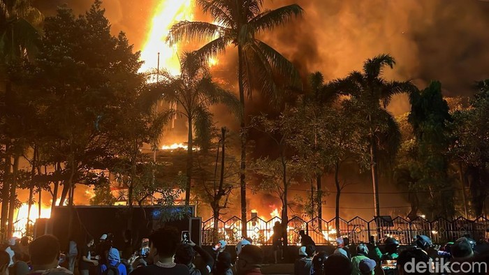 Apa yang Terjadi di Gedung DPRD Makassar? Massa Bakar, Paripurna Terhenti