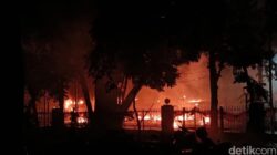**Jakarta Malam Ini: Hati-Hati, Halte dan Gerbang Tol Dibakar, Transum Tertunda!**
