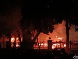 **Jakarta Malam Ini: Hati-Hati, Halte dan Gerbang Tol Dibakar, Transum Tertunda!**
