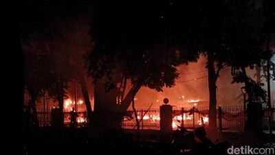 **Jakarta Malam Ini: Hati-Hati, Halte dan Gerbang Tol Dibakar, Transum Tertunda!**