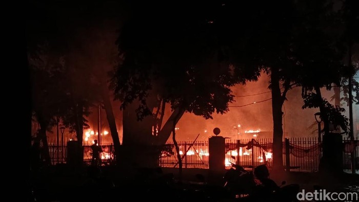 **Jakarta Malam Ini: Hati-Hati, Halte dan Gerbang Tol Dibakar, Transum Tertunda!**