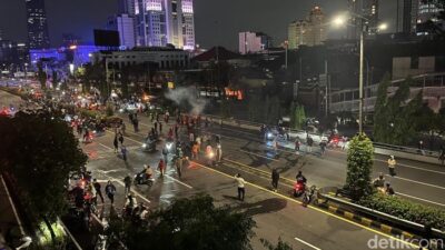 Massa di Jalan Gatot Subroto Kembali Ramai, Lempar Batu ke Polda Metro – Update 1