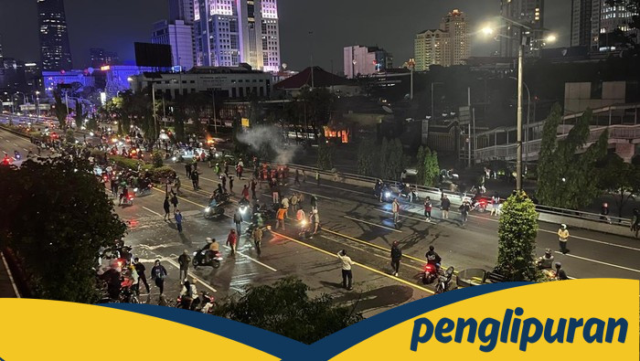 Massa di Jalan Gatot Subroto Kembali Ramai, Lempar Batu ke Polda Metro - Update 1