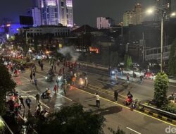 Massa di Jalan Gatot Subroto Kembali Ramai, Lempar Batu ke Polda Metro – Update 1