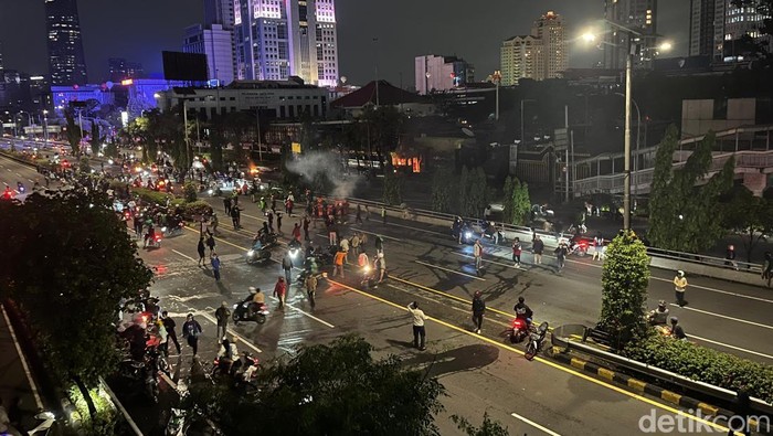 Massa di Jalan Gatot Subroto Kembali Ramai, Lempar Batu ke Polda Metro - Update 1