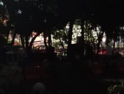 “Konfrontasi Berdarah: Massa Masih Kepung Polda Metro, Lempar Batu dan Petasan”
