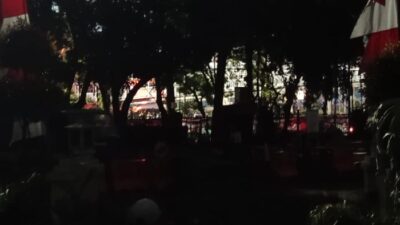 “Konfrontasi Berdarah: Massa Masih Kepung Polda Metro, Lempar Batu dan Petasan”
