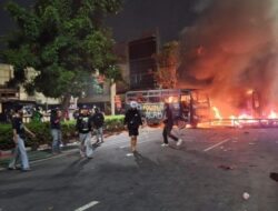 Massa Bakar 2 Bus Polisi dan Jarah Markas Gegana Jakarta Pusat – Update 1