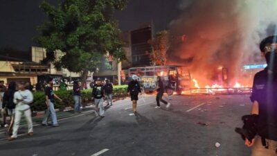 Massa Bakar 2 Bus Polisi dan Jarah Markas Gegana Jakarta Pusat – Update 1